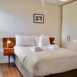 Modern 2 Bedroom Flat Above Family Run Pub