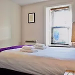 Modern 2 Bedroom Flat Above Family Run Pub