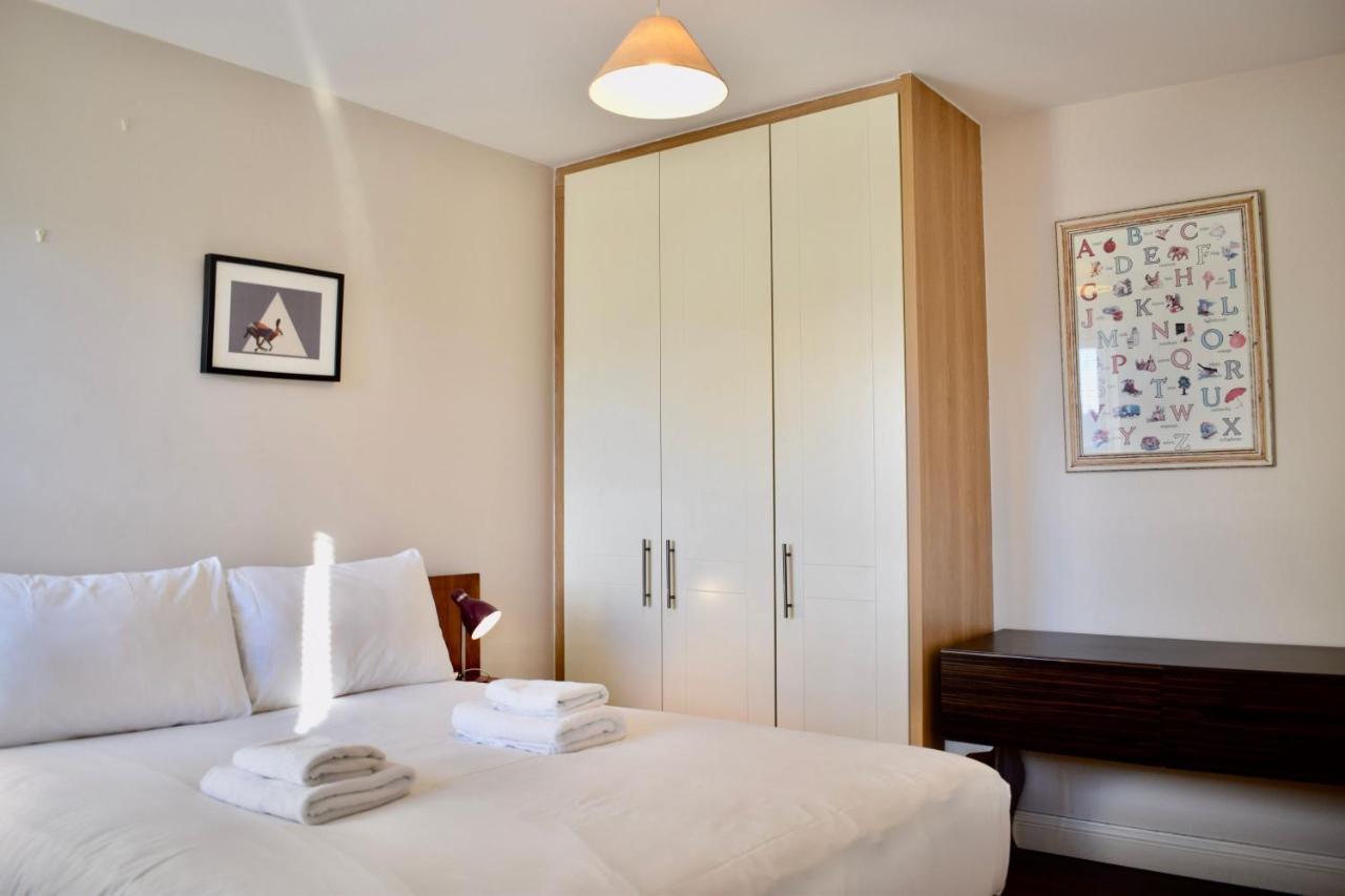 Modern 2 Bedroom Flat Above Family Run Pub *