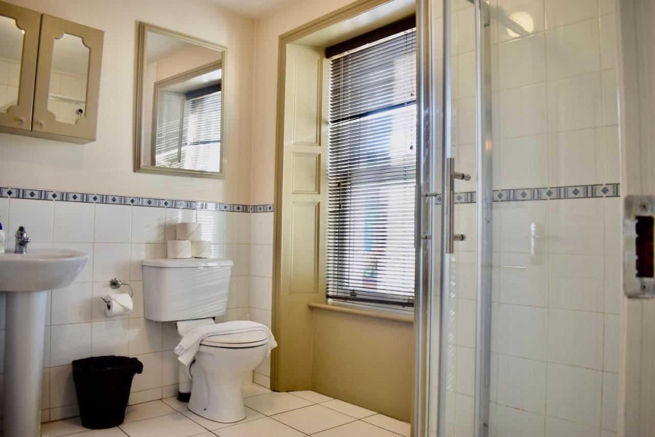 Modern 2 Bedroom Flat Above Family Run Pub Apartment *