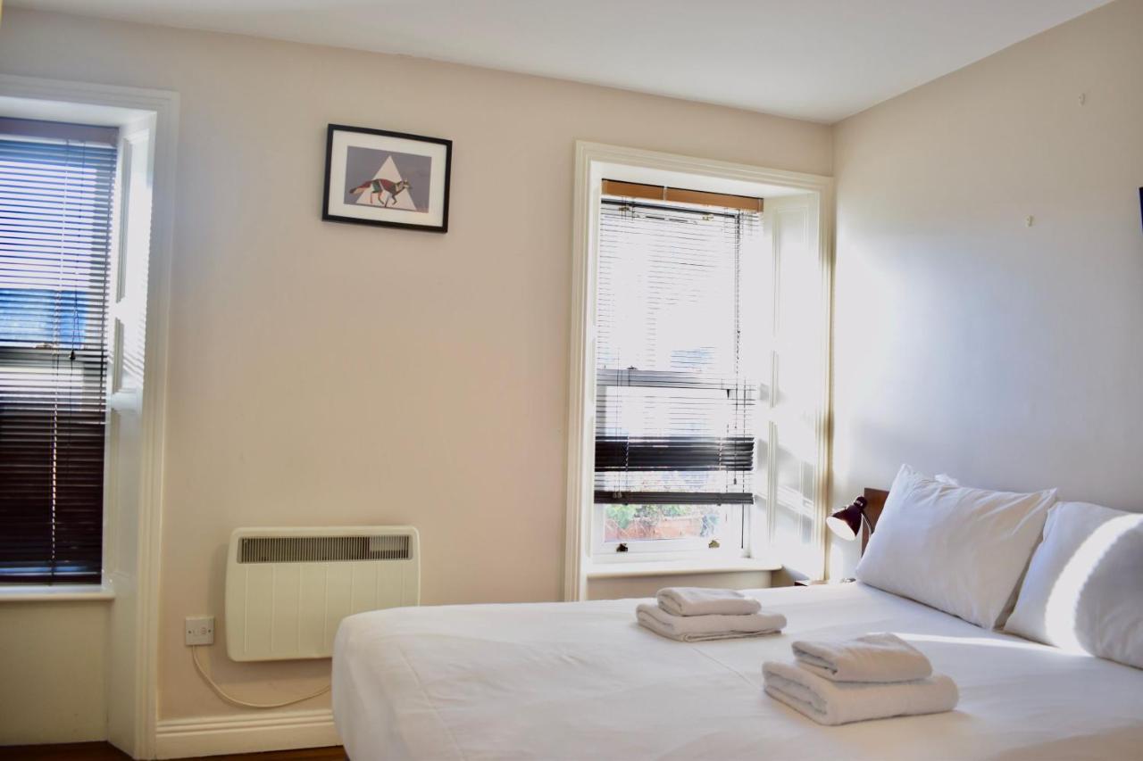 Modern 2 Bedroom Flat Above Family Run Pub *